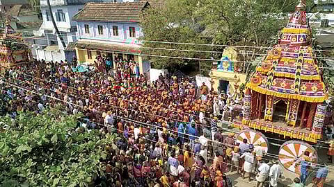 நாகர்கோவில் வடிவீஸ்வரம் அழகம்மன் கோயில் தேரோட்டம் நேற்று நடைபெற்றது. திரளான பக்தர்கள் தேரை வடம் பிடித்து இழுத்தனர்.