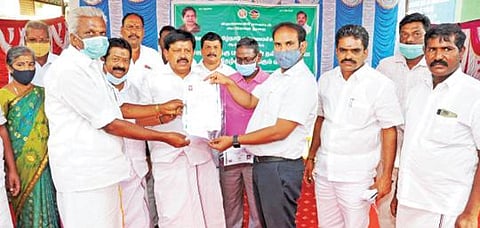 வரட்டனப்பள்ளி கூட்டுறவு சங்கத்தில் விவசாயிகளுக்கு பயிர்க்கடன் தள்ளுபடிக்கான சான்றிதழ்களை ஆட்சியர் ஜெயசந்திர பானு ரெட்டி, பர்கூர் எம்எல்ஏ சிவி ராஜேந்திரன் ஆகியோர் வழங்கினர்.