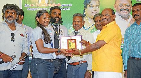 விருதுநகரில் நடைபெற்ற மாவட்ட அளவிலான சிலம்பாட்டப் போட்டிகளில் வெற்றி பெற்றவர்களுக்குப் பரிசுகளை வழங்கிய விருதுநகர் மேற்கு மாவட்ட அதிமுக எம்ஜிஆர் மன்றச் செயலாளர் கோகுலம் எம்.தங்கராஜ்.