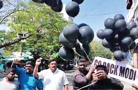 புதுச்சேரியில் பிரதமர் மோடிக்கு எதிராக கருப்பு பலூன் பறக்கவிட்டு எதிர்ப்பு தெரிவித்த சமூக இயக்கத்தினர்.