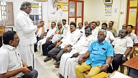 போக்குவரத்து தொழிலாளர்களின் வேலைநிறுத்தத்தால் தமிழகம் முழுவதும் குறைந்த அளவிலேயே பேருந்துகள் இயக்கம்; பொதுமக்கள் அவதி: போராட்டம் தொடரும் என தொழிற்சங்க நிர்வாகிகள் அறிவிப்பு