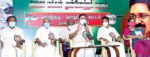 அம்மா மக்கள் முன்னேற்றக் கழகத்தின் செயற்குழு, பொதுக்குழு கூட்டம் சென்னை ராயப்பேட்டையில் உள்ள கட்சியின் தலைமை அலுவலகத்தில் நேற்று நடைபெற்றது. இதில், கட்சியின் பொதுச் செயலாளர் டிடிவி தினகரன் கலந்து கொண்டு பேசினார். இளைஞர் அணி செயலாளர் டேவிட் ஆண்ட்ரூஸ், துணை தலைவர் அன்பழகன், துணை பொதுச் செயலாளர் செந்தமிழன், கொள்கை பரப்பு செயலாளர் சி.ஆர்.சரஸ்வதி ஆகியோர் உடனிருந்தனர். படம்: க.பரத்