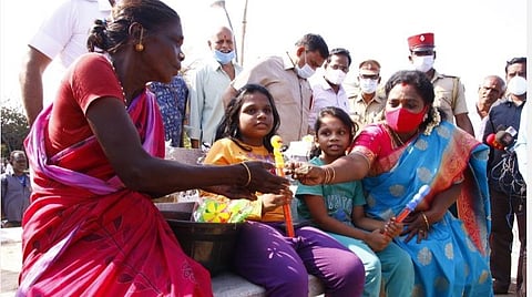 புதுச்சேரி கடற்கரையில் ஸ்மார்ட்சிட்டி திட்டத்தில் சிமெண்ட் இருக்கைகளைத் திறந்துவைத்து அங்கிருந்த குழந்தைகளுக்கு சோப்புகுமிழி ஊதி விளையாடும் பபுள்ஸ் பாட்டில்களை விலைகொடுத்து வாங்கித் தருகிறார் துணைநிலை ஆளுநர் தமிழிசை | படம்: செ.ஞானபிரகாஷ்