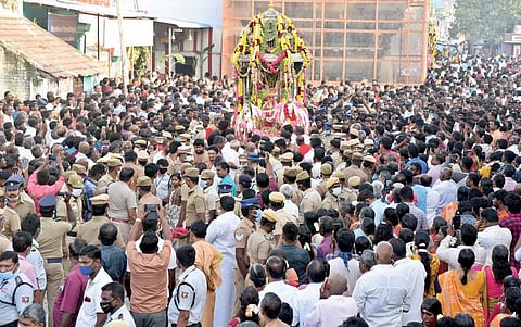 திருச்செந்தூர் செந்திலாண்டவர் கோயில் மாசித்திருவிழாவில் நேற்று தேருக்கு பதிலாக, வெள்ளி ரதத்தில் பவனி வந்த சுவாமி குமரவிடங்கப் பெருமான். படம்: என்.ராஜேஷ்