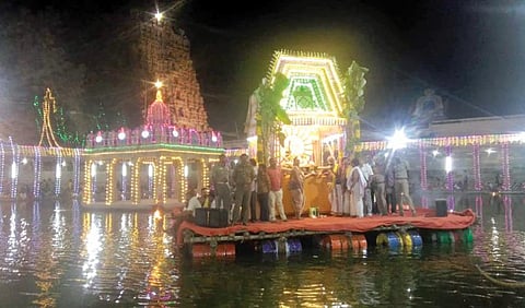 உரலில் கட்டிய நிலையில் கைகூப்பி சிவபெருமானை துதித்து பாடும் நிலையில் அப்பர் பெருமான் அலங்காரம்.