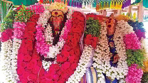 சிறப்பு அலங்காரத்தில் தேரில் பவனி வந்த சுவாமி காசி விஸ்வநாதர், உலகம்மன்.