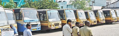 போக்குவரத்துக் கழக ஊழியர்கள் வேலைநிறுத்தத்தால் தூத்துக்குடியில் 2-வது நாளாக இயக்கப்படாமல் பணிமனையில் நிறுத்தி வைக்கப்பட்டிருந்த அரசு பேருந்துகள். படம்: என்.ராஜேஷ்