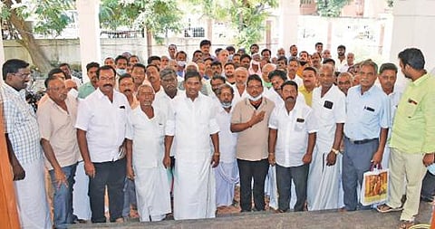 உயர்த்தப்பட்ட வாடகை வசூல் பிரச்சினை தொடர்பாக கடலூர் நகராட்சி வாடகை தாரர்களின் கூட்டமைப்பின் தலைவர் ராஜேந்திரன் தலைமையில்ன்னாள் கவுன்சிலர் தஷ்ணா உள்ளிட்டோர் நகராட்சி அலுவலகத்தை முற்றுகையிட்டனர்.