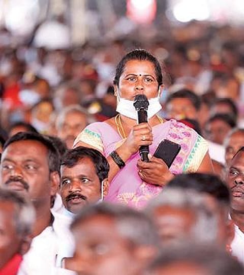 திண்டிவனம் அருகே தீவனூரில் நேற்று நடைபெற்ற ‘உங்கள் தொகுதியில் ஸ்டாலின்’ நிகழ்வில் பெண் ஒருவர் தனது கோரிக்கையை கூற, அதற்கு பதிலளிக்கிறார் திமுக தலைவர் ஸ்டாலின்.