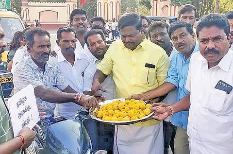 விழுப்புரத்தில் பொதுமக்களுக்கு இனிப்பு வழங்கும் பாமகவினர்.