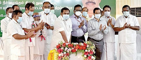 மேட்டூர் அருகே உள்ள திப்பம்பட்டியில் மேட்டூர் அணையின் உபரிநீரை 100 வறண்ட ஏரிகளுக்கு நீர் ஏற்றம் மூலம் வழங்கும் திட்டத்தை முதல்வர் பழனிசாமி நேற்று தொடங்கி வைத்தார். உடன் முன்னாள் அமைச்சர் பொன்னையன், பொதுப்பணித் துறை முதன்மைச் செயலர் மணிவாசகன், ஆட்சியர் ராமன், மாநில கூட்டுறவு வங்கி தலைவர் இளங்கோவன், எம்எல்ஏக்கள் செம்மலை, வெற்றிவேல் உள்ளிட்டோர். படம்: எஸ்.குருபிரசாத்