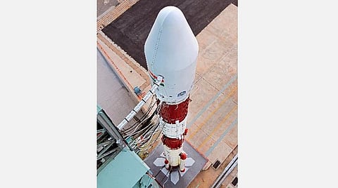 ஸ்ரீஹரிகோட்டா ஏவுதளத்தில் இருந்து நாளை ஏவத் தயாராக இருக்கும் பிஎஸ்எல்வி-சி51 ராக்கெட்: படம் உதவி | ட்விட்டர்.