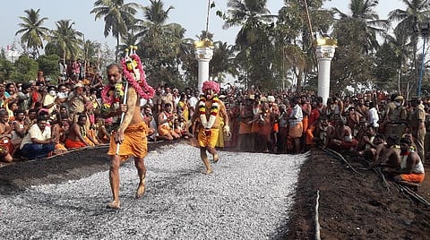 சூலாயுதத்துடன் குண்டம் இறங்கிய அம்மன் அருளாளி குப்புசாமி, மயான அருளாளி அருண்.