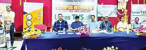 வேலூர் வெங்கடேஸ்வரா பாலிடெக்னிக் கல்லூரியில் மாணவிகளுக்கான சிறப்பு வேலை வாய்ப்பு முகாம் நடைபெற்றது.