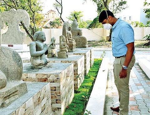 தமிழக முதல்வர் பழனிசாமி காணொலி காட்சி வாயிலாக திறந்து வைத்த அருங்காட்சியகத்தை பார்வையிட்ட தி.மலை மாவட்ட ஆட்சியர் சந்தீப் நந்தூரி.