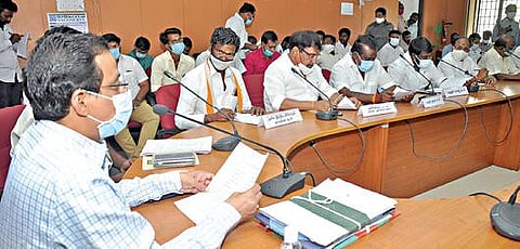 சேலம் ஆட்சியர் அலுவலகத்தில் அனைத்துக் கட்சியினர் பங்கேற்ற கூட்டம் நடந்தது. இதில், மாவட்ட தேர்தல் அலுவலர் ஆட்சியர் ராமன் பேசினார்.