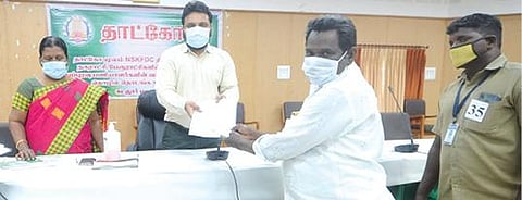 கடலூர் நகராட்சியில் பணியாற்றும் தூய்மைப் பணியாளர்களின் வாரிசுதாரர்கள் தொழில் தொடங்க தாட்கோ மூலம் கடனுதவிக்கான காசோலையை மாவட்ட ஆட்சியர் சந்திரசேகர் சாகமூரி வழங்கினார்.