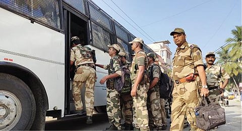 தேர்தல் பாதுகாப்புப் பணிக்காக மங்களூரில் இருந்து கிருஷ்ணகிரி வந்த மத்திய தொழில் பாதுகாப்புப்படையினர்.