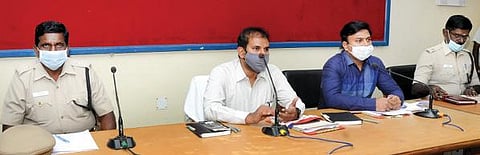 கிருஷ்ணகிரி மாவட்டத்தில் தேர்தல் பணிகளில் ஈடுபடுத்தப்பட உள்ள பல்வேறு குழுக்களுக் கான பயிற்சியை, மாவட்ட தேர்தல் அலுவலரும், ஆட்சியருமான ஜெயசந்திர பானு ரெட்டி தொடங்கி வைத்தார்.