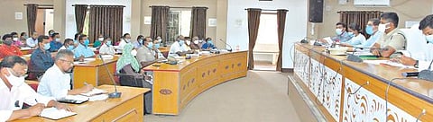 நாமக்கல் மாவட்ட ஆட்சியர் அலுவலகத்தில் நடைபெற்ற ஆலோசனைக் கூட்டத்தில் மாவட்ட ஆட்சியர் கா.மெகராஜ் பேசினார்.