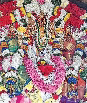 திருமுருகன்பூண்டி திருமுருகநாதசாமி கோயில் தேரோட்டம் ‘அரோகரா’ முழக்கத்துடன் ஆயிரக்கணக்கான பக்தர்கள் பங்கேற்பு