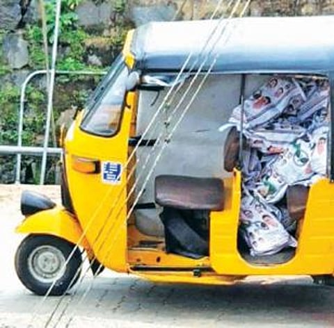 கூடலூரில் பதுக்கி வைக்கப்பட்டிருந்த ரூ.3.60 லட்சம் மதிப்பிலான பரிசுப் பொருட்கள் பறிமுதல் தேர்தல் விதி மீறியதாக அதிமுக மீது 3 வழக்குகள்