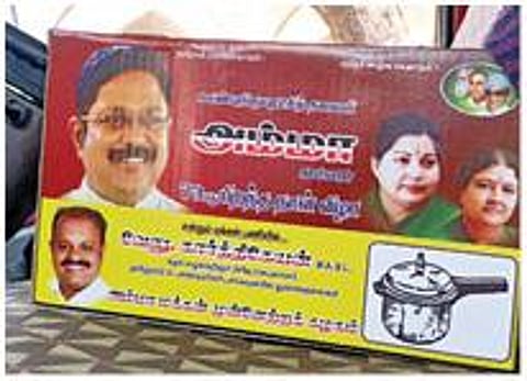 அமமுக பிரமுகர் படம், பெயருடன் அரியலூரில் 3,520 குக்கர்கள் பறிமுதல்