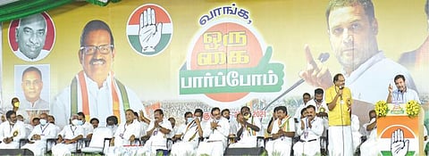 திருநெல்வேலி மாவட்டம் நாங்குநேரியில் தேசிய நெடுஞ்சாலை சுங்கச்சாவடி அருகே அமைக்கப்பட்டிருந்த திடலில், காங்கிரஸ் முன்னாள் தலைவர் ராகுல்காந்தி ஆங்கிலத்தில் பேச, முன்னாள் எம்.பி. பீட்டர் அல்போன்ஸ் அதனை மொழிபெயர்த்தார். படம்: மு.லெட்சுமி அருண்.