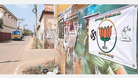 காரைக்குடியில் பொதுமக்களிடம் வாக்குக் கேட்டு பாஜகவினர் ஒட்டியுள்ள சுவரொட்டி.