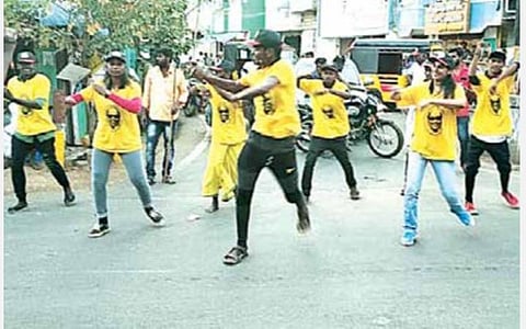 சிவகங்கையில் ‘ஸ்டாலின் அண்ணா வராரு’ பாடலுக்கு நடனமாடிய திமுக நடனக் குழுவினர்.