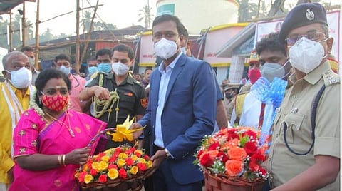 புதுச்சேரி ஆளுநர் தமிழிசைக்கு வரவேற்பு அளித்த ஆட்சியர் அரவிந்த்.