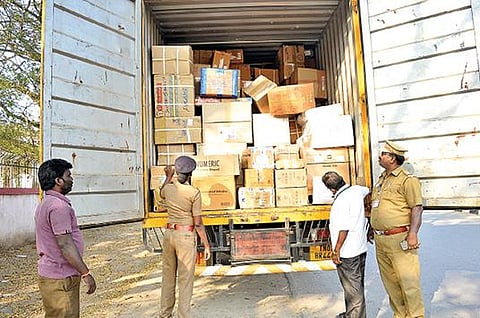 வேலூர் சத்துவாச்சாரி நீதிமன்றம் அருகே வெளிமாநில வாகனங்களை நேற்று சோதனை செய்யும் காவல் துறையினர்.