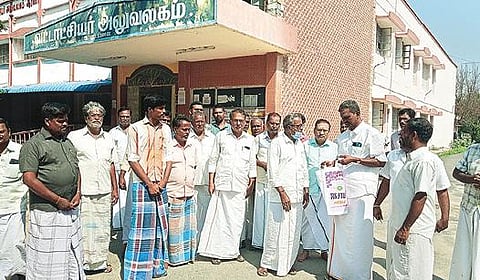 ஆரணி வட்டாட்சியர் அலுவலகத்தை முற்றுகையிட்ட முள்ளிப்பட்டு கிராம மக்கள் மற்றும் மடத்தின் நிர்வாகிகள்.