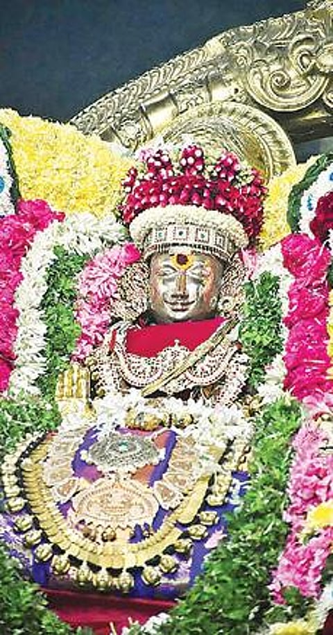 சிறப்பு அலங்காரத்தில் அண்ணாமலையார்.