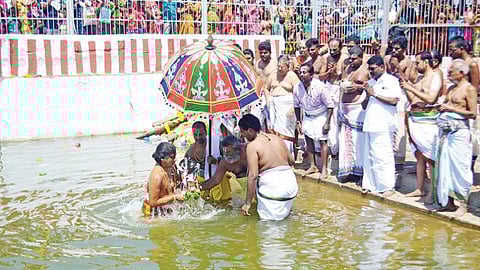 திருக்கோஷ்டியூர் சவுமிய நாராயணப் பெருமாள் கோயில் மாசிமகத் தெப்ப உற்சவத்தையொட்டி ஜோசியர் குளத்தில் தீர்த்தவாரி உற்சவம் நடந்தது.
