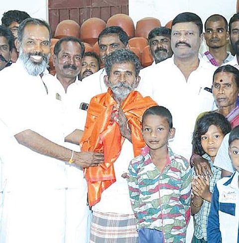 சோலைச்சாமியைப் பாராட்டிய மதுரை புறநகர் பாஜக தலைவர் மகா சசீந்திரன். (வலது) பி.கே.முருகேசன்.