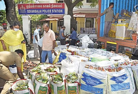 பறிமுதல் செய்யப்பட்ட போதை பொருட்களை கணக்கிடும் அதிகாரிகள். படம்: எம்.சாம்ராஜ்