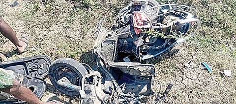 விபத்தில் சேதமடைந்த இரு சக்கர வாகனம்.