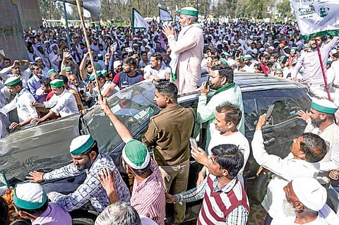 புதிய வேளாண் சட்டங்களுக்கு எதிராக நடைபெறும் விவசாயிகளின் போராட்டத்துக்கு ஆதரவு திரட்டுவதற்காக உத்தரபிரதேச மாநிலம் சஹாரன்பூரில் நேற்று நடைபெற்ற மகா பஞ்சாயத்துக் கூட்டத்தில் பங்கேற்கச் சென்ற பாரதிய கிசான் யூனியன் செய்தித் தொடர்பாளர் ராகேஷ் டிகைத். படம்: பிடிஐ