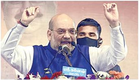 விழுப்புரம் அருகே ஜானகிபுரம் மைதானத்தில் நேற்று மாலை நடைபெற்ற பாஜக தேர்தல் பிரச்சார பொதுக்கூட்டத்தில் கலந்து கொண்ட பாஜகவினர். (உள்படம்) ஆவேசமாக பேசிய மத்திய உள்துறை அமைச்சர் அமித் ஷா.படங்கள்: எம்.சாம்ராஜ்.