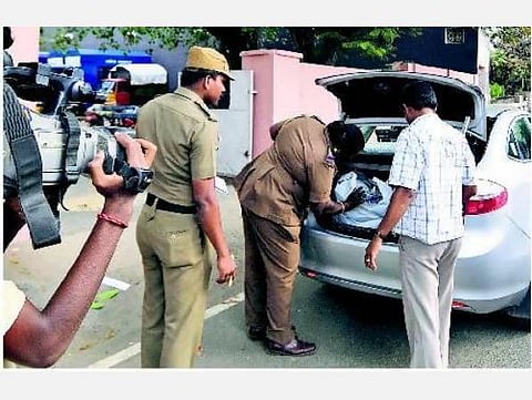 உரிய ஆதாரத்தைக் காட்டி 50 ஆயிரத்துக்கு மேல் பணம் கொண்டு செல்லலாம்: உயர் நீதிமன்றம் உத்தரவு