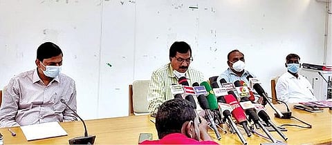 ராணிப்பேட்டை மாவட்டத்தில் தேர்தல் தொடர்பாக செய்தியாளர்கள் சந்திப்பில் பேசும் மாவட்ட ஆட்சியர் கிளாட்ஸ்டன் புஷ்பராஜ்.