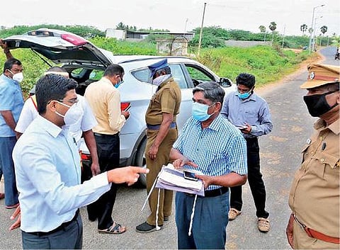 பாளையங்கோட்டை அருகே நடைபெற்ற வாகன சோதனையை ஆட்சியர் விஷ்ணு பார்வையிட்டு ஆய்வு செய்தார்.