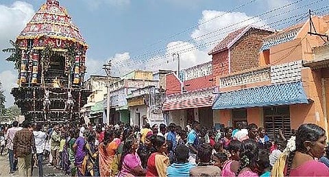 ஆழ்வார்திருநகரி ஆதிநாதர் கோயிலில் மாசித் திருவிழாவை முன்னிட்டு நடைபெற்ற தேரோட்டம்.