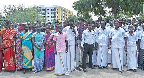 மாலத்தீவில் பிடிபட்ட விசைப்படகையும், 8 மீனவர்களையும் மீட்க நடவடிக்கை எடுக்க கோரி தூத்துக்குடி ஆட்சியர் அலுவலகத்தில் மனு அளிக்க வந்த தருவைகுளம் மீனவர்கள். (அடுத்த படம்) கல்குவாரி அமைக்கும் பணிகளை தடுத்து நிறுத்தக் கோரிய மூலக்கரை கிராம மக்கள். படங்கள்: என்.ராஜேஷ்