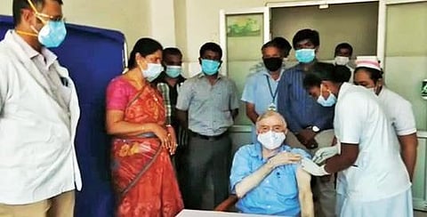 உச்ச நீதிமன்ற முன்னாள் தலைமை நீதிபதியும், கேரள மாநில முன்னாள் ஆளுநருமான சதாசிவம், ஈரோடு குருவரெட்டியூர் அரசு ஆரம்ப சுகாதார நிலையத்தில் நேற்று கரோனா தடுப்பூசி போட்டுக் கொண்டார்.