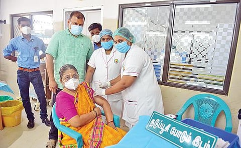 மதுரை அரசு ராஜாஜி மருத்துவமனையில் மூதாட்டிக்கு கரோனா தடுப்பூசி போடும் செவிலியர். படம்: எஸ். கிருஷ்ணமூர்த்தி