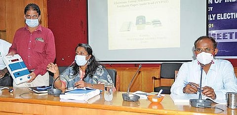 விழுப்புரம் ஆட்சியர் அலுவலகத்தில் தேர்தல் நடத்தும் அலுவலர்களுக்கு வாக்குப்பதிவு, விவிபேட் இயந்திரங்களை கையாளும் முறைகள் குறித்த பயிற்சி நடைபெற்றது.