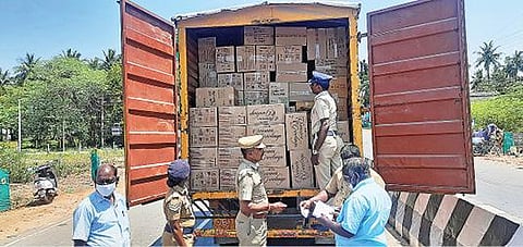 விழுப்புரம் எல்லீஸ்சத்திரம் சாலையில் பறக்கும் படை அலுவலர் அறிவொளி தலைமையிலான போலீஸார் வாகன சோதனையில் ஈடுபட்டனர்.