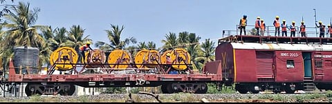 சேலம்-விருத்தாசலம் ரயில் பாதையை மின்மயமாக்கும் பணியில், அயோத்தியாப்பட்டணம் பகுதியில் ரயில் பாதையோரம் அமைக்கப்பட்டுள்ள மின் கம்பங்களில் உயர் மட்ட மின்சார கேபிள் பொருத்தும் பணி நடைபெற்று வருகிறது. இதற்காக பிரத்யேக ரயில் மூலம் இப்பணி மேற்கொள்ளும் ரயில்வே ஊழியர்கள். படம்: எஸ்.குரு பிரசாத்